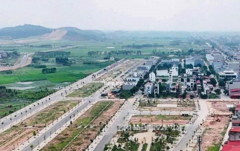 ĐẤT ĐẸP LỤC NAM- #ĐỒNG_CỬA2 – Đón khách bằng sự chu đáo  – Tư vấn bằng cái tâm  – Đồng hành bằng uy tín  Dự án Đồng Cửa 2, Lục Nam   Đã có sổ chuyển nhượng luôn   Hướng Nam   Diện tích 5,5x 15m =82,5m2  Đường 8m + vỉa hè 10m  Giá chuyển nhượng 2 tỷ 655tr 