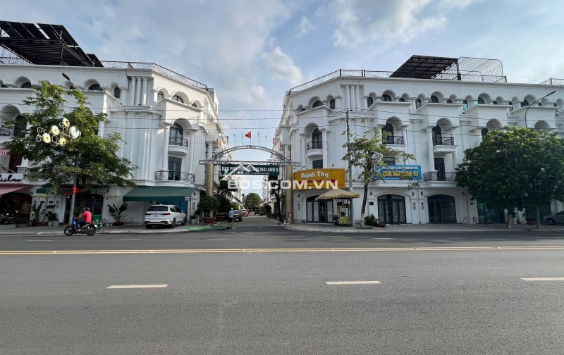 CẦN BÁN: Nhà phố 1 trệt 3 lầu, 4,7 tỷ, liền kề Vincom TP Tây Ninh, NH hỗ trợ vay 70% lãi suất ưu đãi