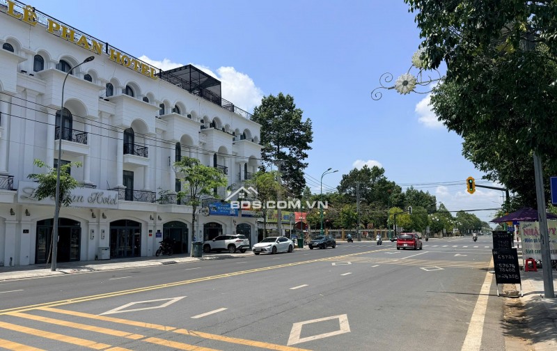 CẦN BÁN: Nhà phố 1 trệt 3 lầu, 4,7 tỷ, liền kề Vincom TP Tây Ninh, NH hỗ trợ vay 70% lãi suất ưu đãi