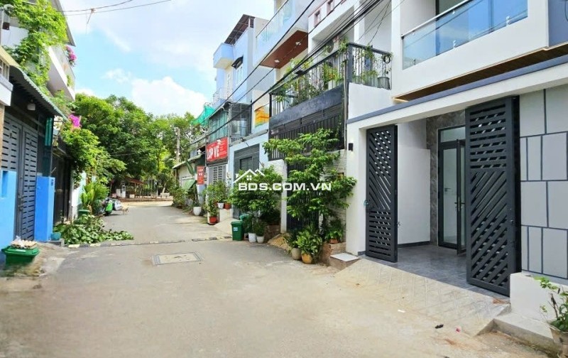 Bán nhà mặt phố đường Trường Lưu, Q9, Thủ Đức, TP HCM. DT 50m2, 3 tầng, SH. Giá 4,7 tỷ.