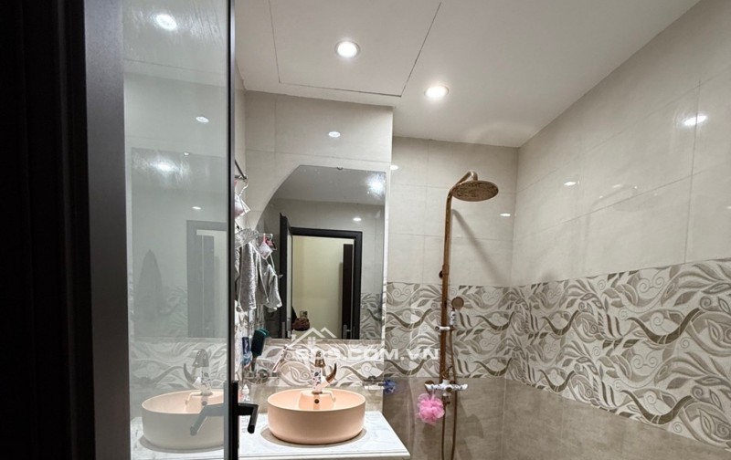 NHÀ NGỌC THUỴ 5 TẦNG FULL NỘI THẤT , CẠNH TRƯỜNG PHÁP , CÁCH Ô TÔ TRÁNH 20M .