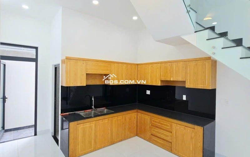 Bán nhà mặt phố đường Trường Lưu, Q9, Thủ Đức, TP HCM. DT 50m2, 3 tầng, SH. Giá 4,7 tỷ.