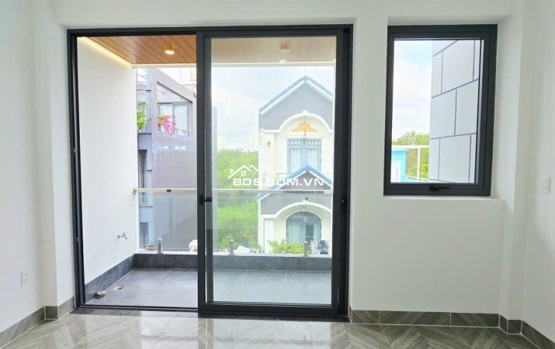 Bán nhà mặt phố đường Trường Lưu, Q9, Thủ Đức, TP HCM. DT 50m2, 3 tầng, SH. Giá 4,7 tỷ.
