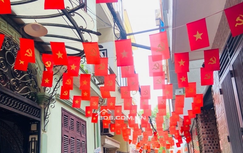 SIÊU HIẾM Ô TÔ THÔNG VƯỜN HOA KHÔNG QUY HOẠCH