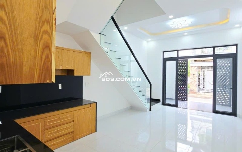 Bán nhà mặt phố đường Trường Lưu, Q9, Thủ Đức, TP HCM. DT 50m2, 3 tầng, SH. Giá 4,7 tỷ.