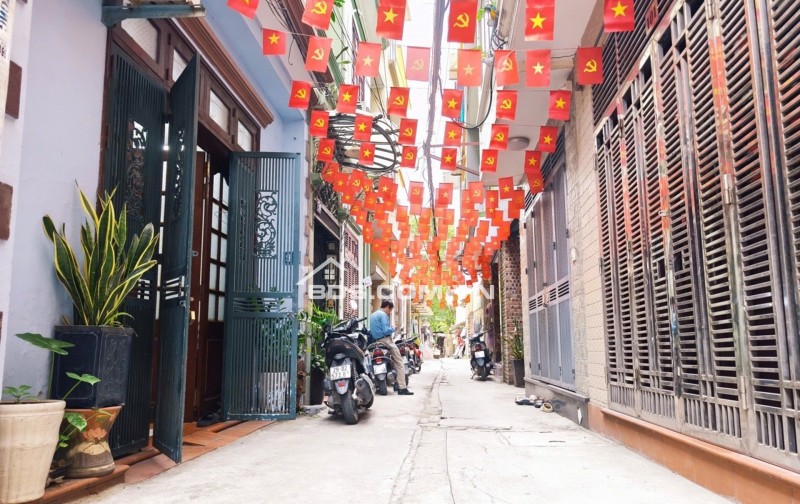 SIÊU HIẾM Ô TÔ THÔNG VƯỜN HOA KHÔNG QUY HOẠCH