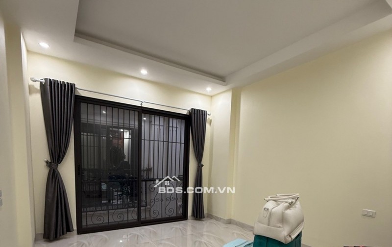 NHÀ NGỌC THUỴ 5 TẦNG FULL NỘI THẤT , CẠNH TRƯỜNG PHÁP , CÁCH Ô TÔ TRÁNH 20M .