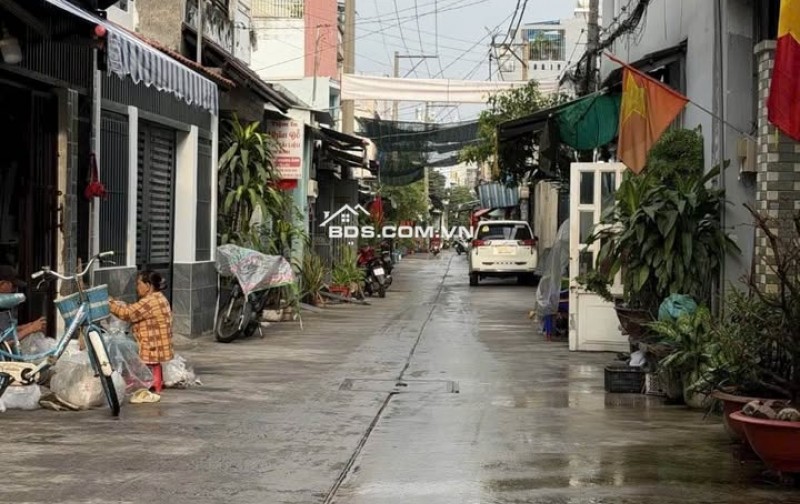 SIEU HOT  NHÀ CHUẨN  LÊ VĂN KHƯƠNG QUẬN 12
+ Dt : 4.4m x 15m 63m2
+ Kc : 3 tầng 3pn
+ Giá : 7 Tỷ