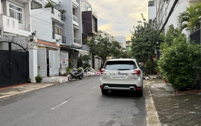 nhà 8x18m trệt + lửng + 1 Lầu đường 39 Phường Tân Quy Q7. giá 29 tỷ