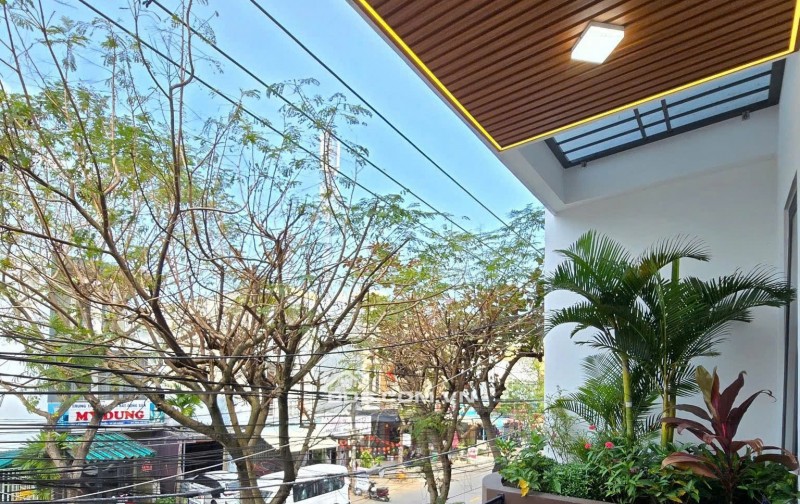 Bán nhà 3 tầng trục đường 10m5 thông biển  - cách biển 300m