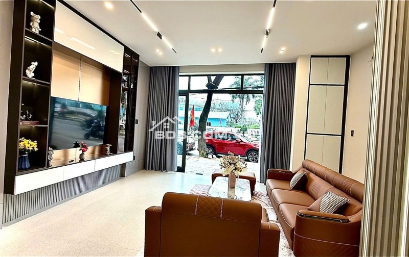 Bán Siêu phẩm nhà 3 Tầng full nội thất MT đường Nguyễn Hữu Thọ  gần sân bay