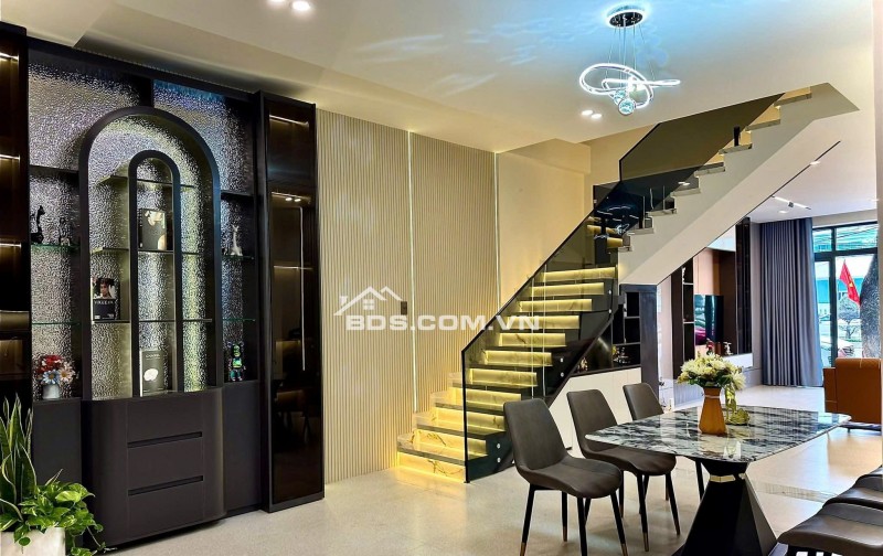 Bán Siêu phẩm nhà 3 Tầng full nội thất MT đường Nguyễn Hữu Thọ  gần sân bay