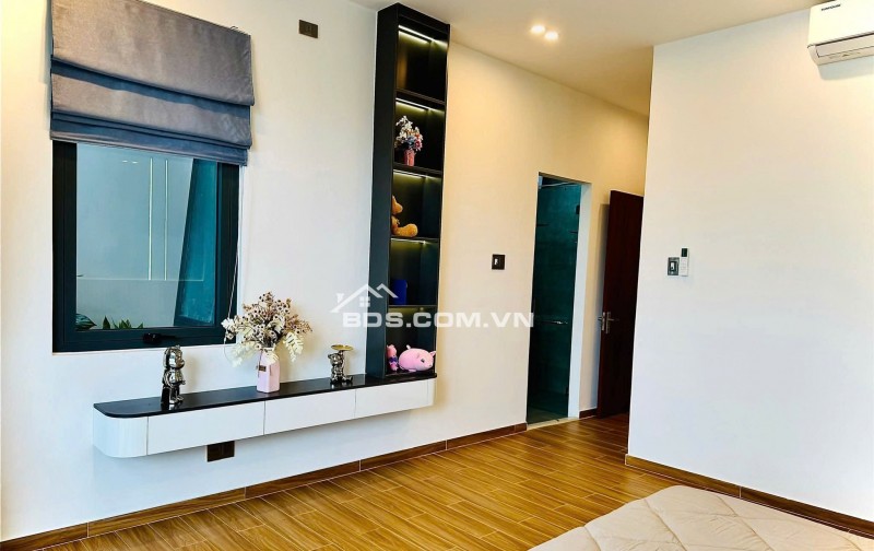 Bán Siêu phẩm nhà 3 Tầng full nội thất MT đường Nguyễn Hữu Thọ  gần sân bay