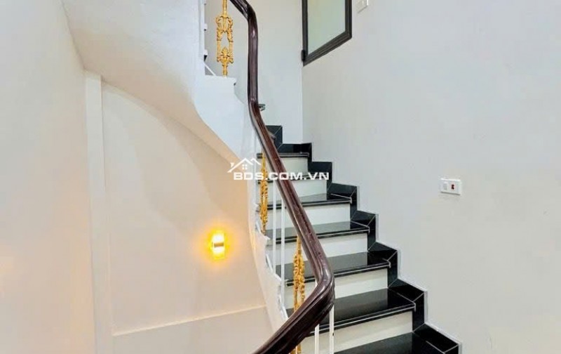 CHỦ MÓT BÁN - NGÃ TƯ SỞ - HƠN 5 TỶ - Diện tích 32m2 x 5 tầng NHÀ ĐẸP Ở NGAY!Chủ nhà cán bộ chuyển công tác, cần thanh khoản cực gấp