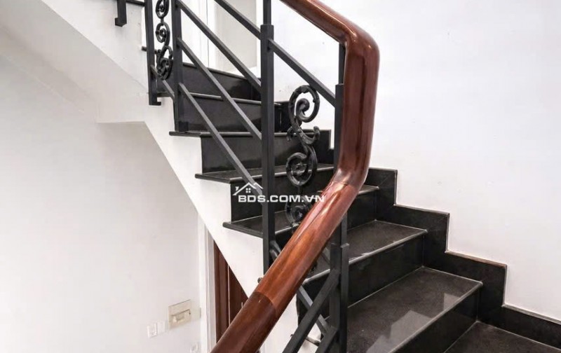 BÁN GẤP NHÀ BÀ HẠT Q10 GẦN ĐƯỜNG XE HƠI CÁCH VÀI BỨOC CHÂN. LH:0909304773