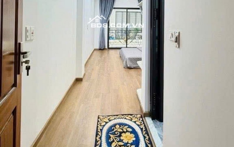 Nhỉnh 8T - Ngay sát KĐT Đại Kim - Đại Từ - DT 40m - nhà xây mới 6 tầng, thang máy, ngõ thông ô tô đô ngay nhà- vài bước ra mặt phố.