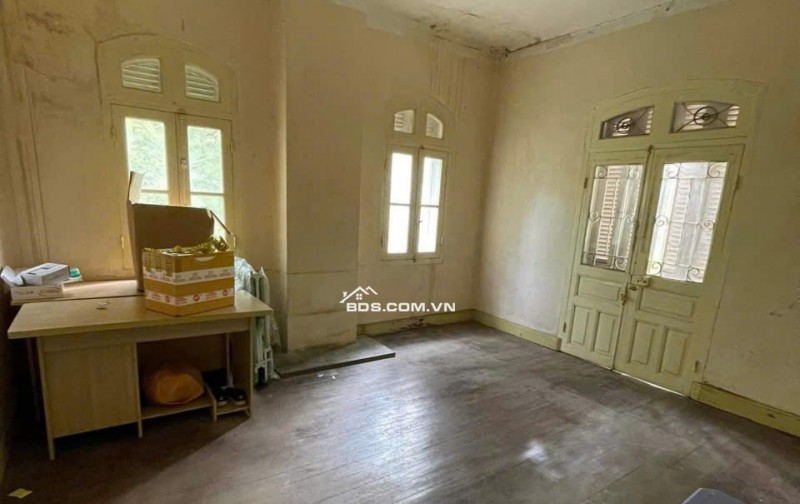 BIỆT THỰ PHÁP CỔ TTTP ĐÀ LẠT 1800M2 PHÁP LÝ RÕ RÀNG 75 TỶ. LH:0909267003.