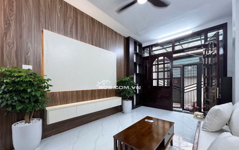 HÀNG HIÊM NGOC THỤY NGÕ THÔNG Ô TÔ .Ô TÔ ĐỖ CƯA  FULL NỘI THẤT