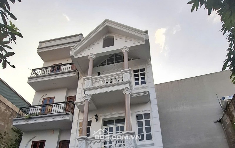 CHÍNH CHỦ CẦN BÁN GÂP ĐẤT MẶT PHỐ THẠCH BÀN 38M2 MẶT TIỀN 3.5M  VI TRÍ CỰC HIẾM . MỘT LÔ DUY NHẤT CÒN SÓT LẠI KHÔNG TIM THẤY LÔ THƯ 2 Ạ