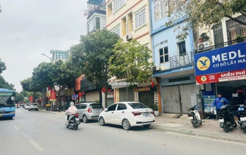 CHÍNH CHỦ CẦN BÁN GÂP ĐẤT MẶT PHỐ THẠCH BÀN 38M2 MẶT TIỀN 3.5M  VI TRÍ CỰC HIẾM . MỘT LÔ DUY NHẤT CÒN SÓT LẠI KHÔNG TIM THẤY LÔ THƯ 2 Ạ
