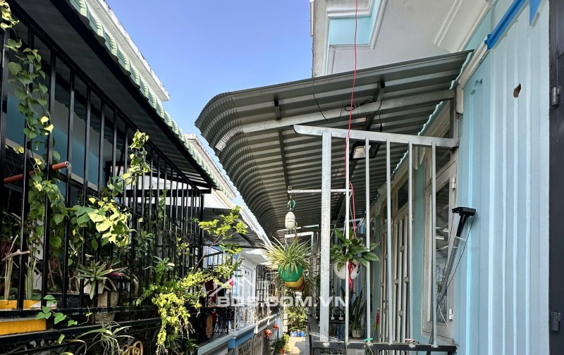 Cần bán nhà 4x10 40m2 1 trệt 1 lầu giáp hóc môn giá chưa đến 1 tỉ