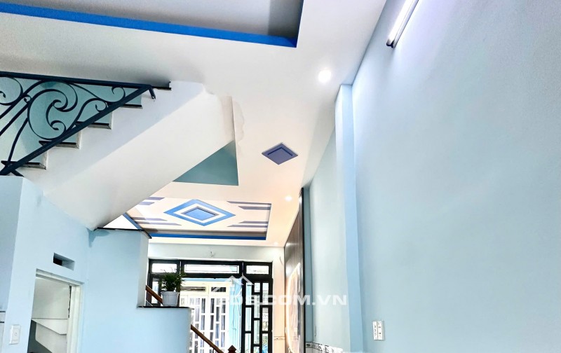 Cần bán nhà 4x10 40m2 1 trệt 1 lầu giáp hóc môn giá chưa đến 1 tỉ