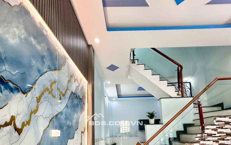 Cần bán nhà 4x10 40m2 1 trệt 1 lầu giáp hóc môn giá chưa đến 1 tỉ