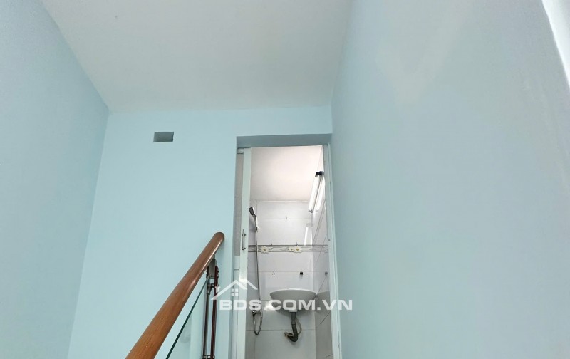 Cần bán nhà 4x10 40m2 1 trệt 1 lầu giáp hóc môn giá chưa đến 1 tỉ