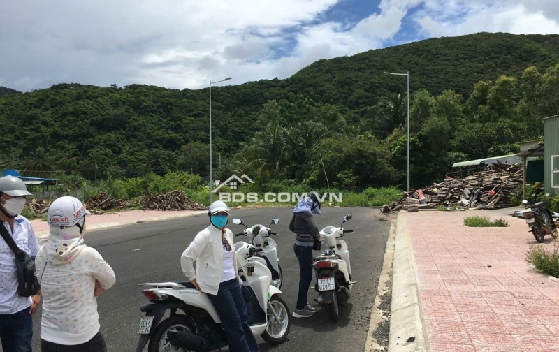 BÁN NHÀ CẤP 4 TẠI HUYỆN CÔN ĐẢO, DT 360.9 M2 - SHR - CHỈ 50TR/M2. LH:0908393271.