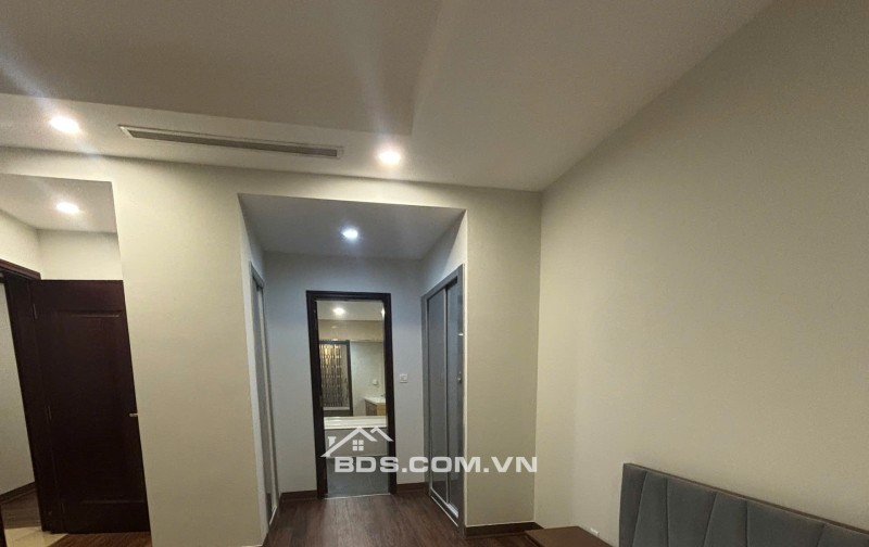 Cho thuê căn hộ R1 Royal city- 150m2, 3 PN, Nội thất mới 100%