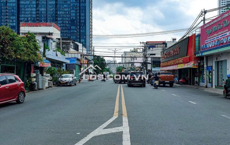 Bán nhà MT đường Phú Thuận , Q7. dt 18x10m 1 lầu . hiện tại xây 4 căn , vị trí vàng KDBB.