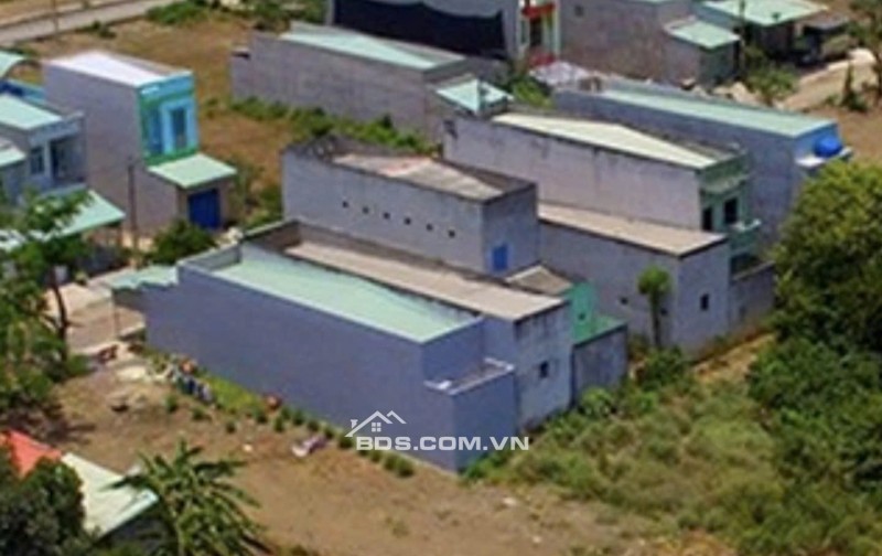 Diện tích tổng 2400m2 với mặt tiền siêu rộng lên tới 70m, cực kỳ thoáng đãng và dễ dàng phân lô hoặc làm biệt thự nhà vườn