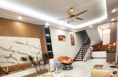 Bán Nhà Gần Phố, Trung Kính, Cầu Giấy 32m, 5 tầng, mt 8m, giá 11.95 tỷ.