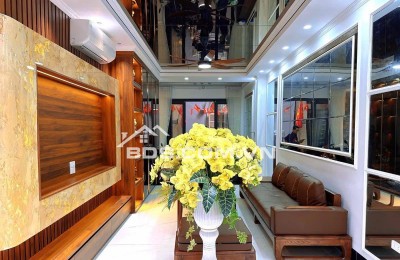 Bán Nhà Phố VIP Ngọc Khánh, Ba Đình 53m, 6 tầng, mt 4.6m, giá 16.3 tỷ.