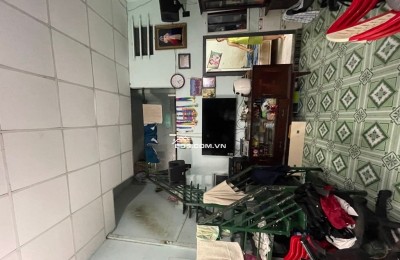 -Kết cấu : nhà 1 trệt 1 lửng, chia  làm 2 căn, vừa ở vừa cho thuê, tổng 4 phòng ngủ, 2 WC,  khu nhà cao tầng, dân trí.