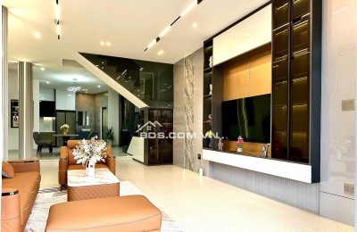 Bán Siêu phẩm nhà 3 Tầng full nội thất MT đường Nguyễn Hữu Thọ  gần sân bay