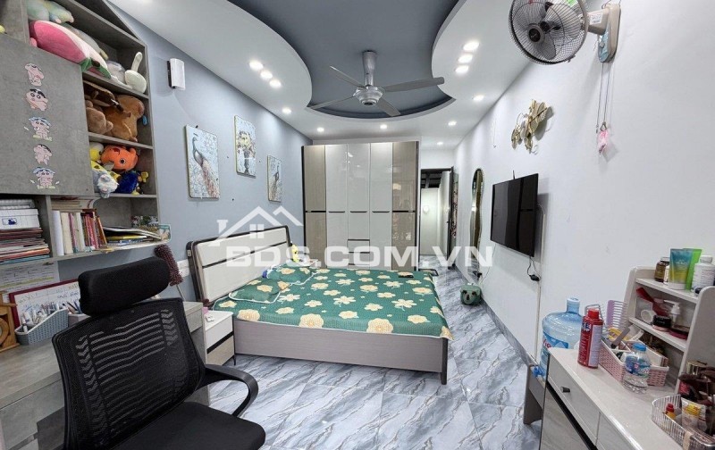 PHỐ NGUYÊN HỒNG - THANG MÁY XỊN - NGÕ THÔNG BA GÁC TRÁNH - NHÀ ĐẸP Ở LUÔN - SÂN CHƠI RỘNG - FULL TIỆN ÍCH. GIÁ NHỈNH 10 TỶ