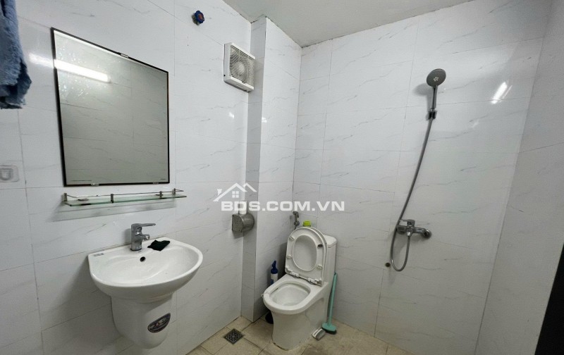 Cho thuê nhà nguyên căn 5 tầng, 6 ngủ, 5WC phố Hoàng Sâm hợp ở gia đình, làm văn phòng...0354229554