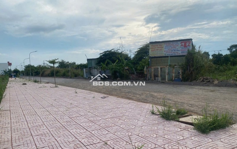 BÁN 500M ĐẤT TẠI CẦN THƠ, CÓ KHO SẲN BAO QUANH ĐẤT, MẶT TIỀN 27M, MẶT LỘ NHỰA 18M. LH:0798441899