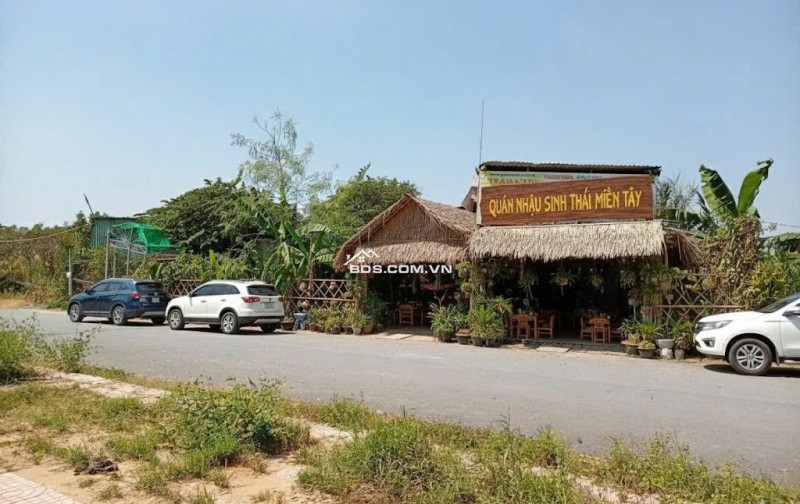 BÁN 500M ĐẤT TẠI CẦN THƠ, CÓ KHO SẲN BAO QUANH ĐẤT, MẶT TIỀN 27M, MẶT LỘ NHỰA 18M. LH:0798441899