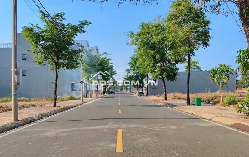 Chính chủ bán đất gần Làng Đại Học Cổng Xanh, mặt tiền ĐT 741, giá chỉ 920 triệu, sổ sẵn công chứng ngay