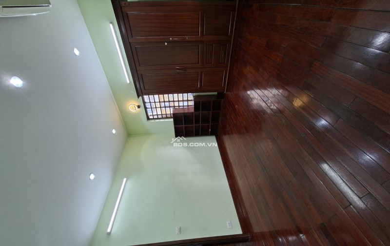 Chính chủ bán căn hộ 90m2 - 3 phòng ngủ - nội thất gõ sang trong tiền tỷ