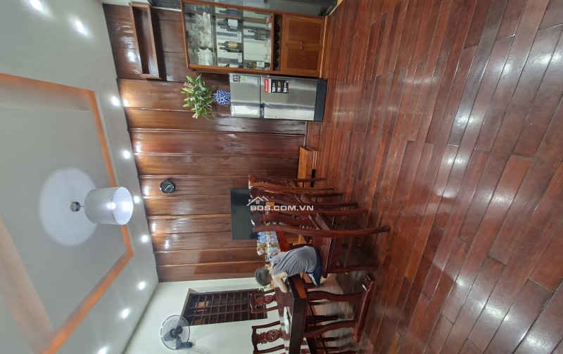 Chính chủ bán căn hộ 90m2 - 3 phòng ngủ - nội thất gõ sang trong tiền tỷ