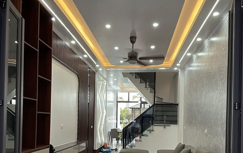 BÁN N HÀ  ĐẸP 2.79 TỶ 3 TẦNG 100M2 ( ĐÔNG NAM ) NGÕ ĐƯỜNG KÊNH