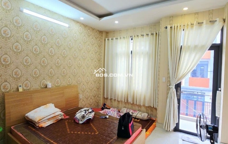 Bán nhà mặt phố đường 827, Phường Phú Hữu,  Q.9, Thủ Đức, TP HCM. DT  64m2, 4 tầng, SHR. Giá - 7.85  tỷ.