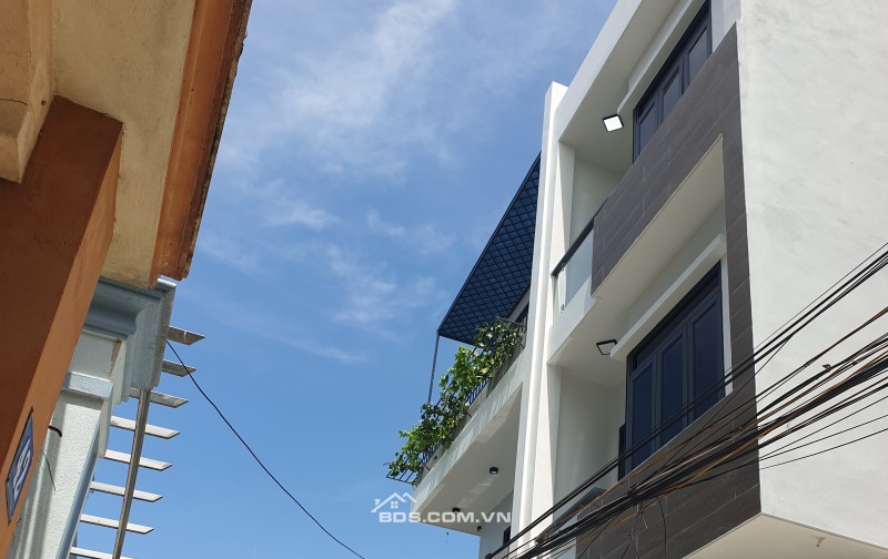 BÁN NHÀ XÂY MỚI 2.6 TỶ 3 TẦNG 47M2 NGÕ RỘNG NGẮN CÙ CHÍNH LAN