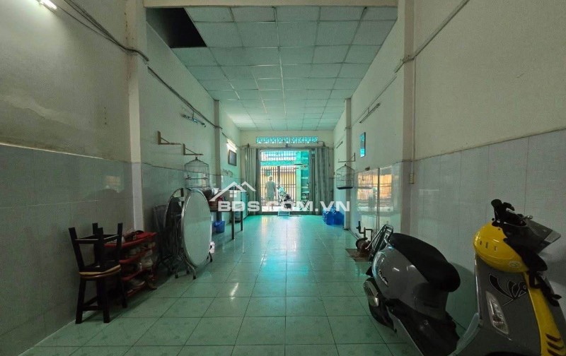 Nhà nở hậu 8m, mặt sau nhà dự phóng đường 12m ra mặt tiền, gần sân bay.