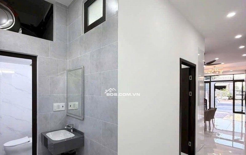  CHỈ 750 TRIỆU SANG TÊN  NHÀ LẦU 140M² (4.5x31) NGAY UBND PHƯỜNG TÂN TRIỀU .