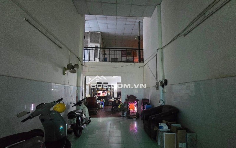Nhà nở hậu 8m, mặt sau nhà dự phóng đường 12m ra mặt tiền, gần sân bay.