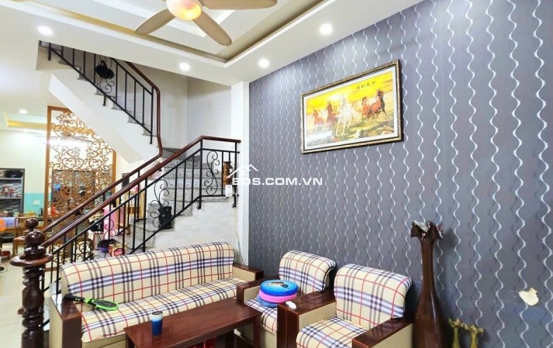 Bán nhà mặt phố đường 827, Phường Phú Hữu,  Q.9, Thủ Đức, TP HCM. DT  64m2, 4 tầng, SHR. Giá - 7.85  tỷ.